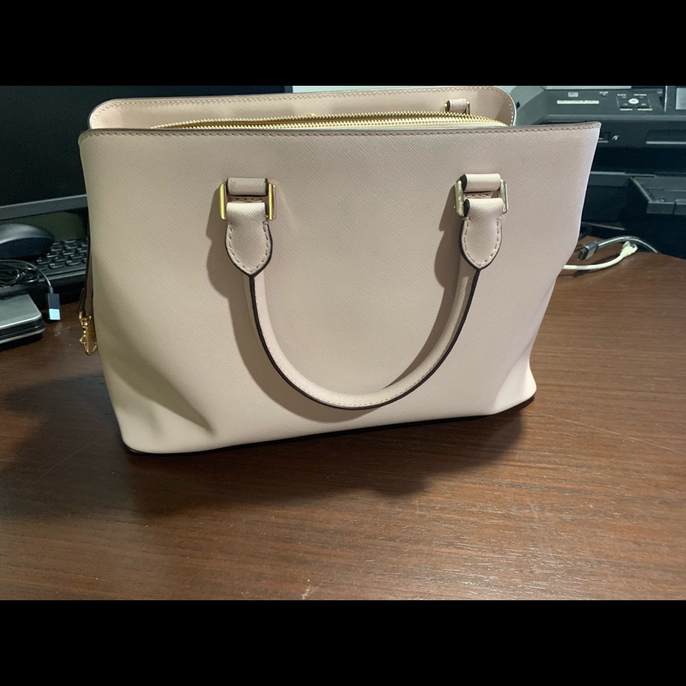 Michael Kors Hand bag. - Picture 2 of 5
